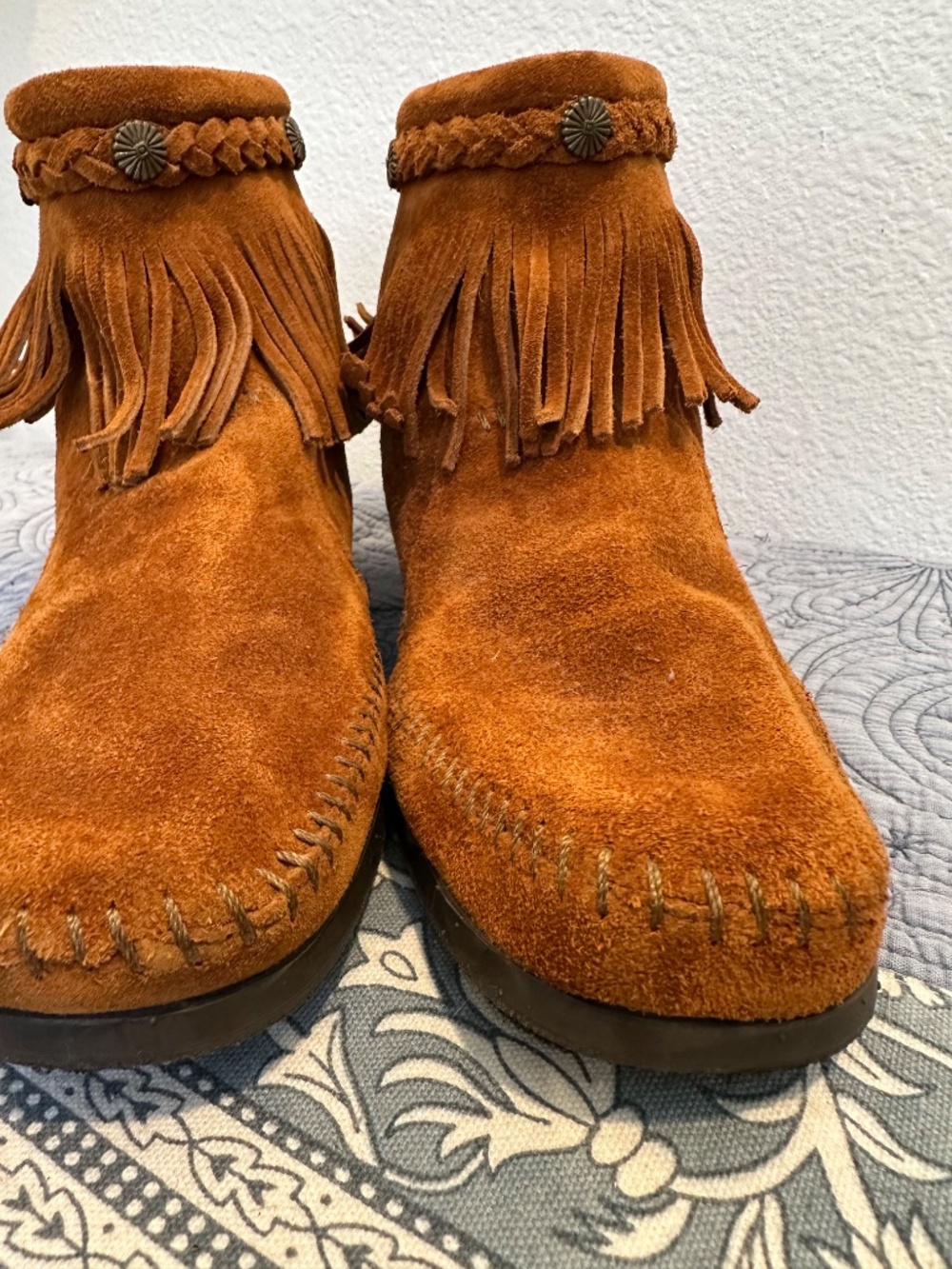 Minnetonka Fringe Bootie NWOT - Picture 6 of 11